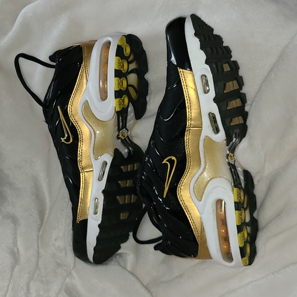 Nike airmax95 gold and black 5.5y boy or 7 woman's. Literally only worn 1x